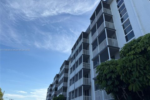 Condominio en venta en North Miami Beach, Florida, 1 dormitorio, 66.89 m2 № 1982001 - foto 12