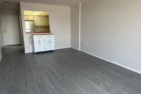 Condominio en venta en North Miami Beach, Florida, 1 dormitorio, 66.89 m2 № 1982001 - foto 4