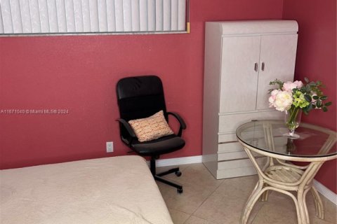 Condo in Pembroke Pines, Florida, 2 bedrooms  № 1867629 - photo 12