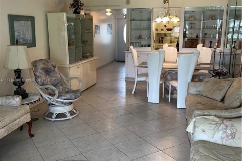 Condo in Pembroke Pines, Florida, 2 bedrooms  № 1867629 - photo 26