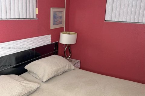 Condo in Pembroke Pines, Florida, 2 bedrooms  № 1867629 - photo 13