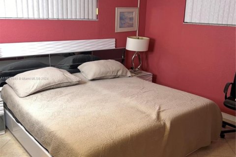 Condo in Pembroke Pines, Florida, 2 bedrooms  № 1867629 - photo 14