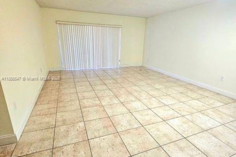 Снять в аренду кондоминиум в Майами, Флорида 2 спальни, 91.51м2, № 1942418 - фото 1