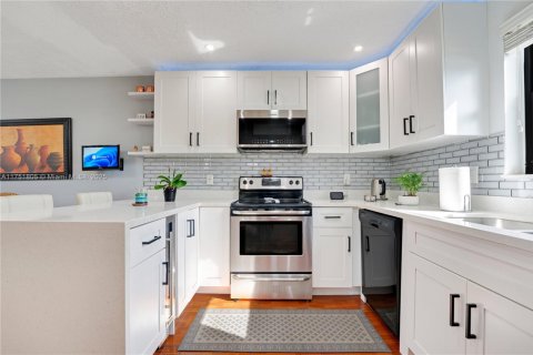 House in Coral Springs, Florida 3 bedrooms, 134.62 sq.m. № 1738571 - photo 12
