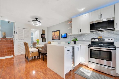 House in Coral Springs, Florida 3 bedrooms, 134.62 sq.m. № 1738571 - photo 13