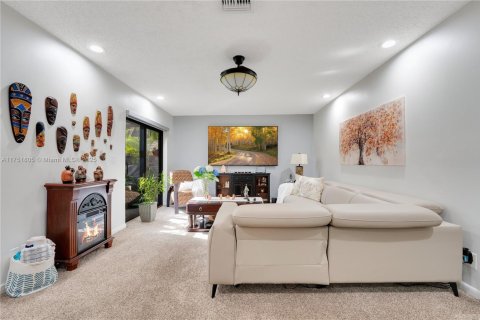 House in Coral Springs, Florida 3 bedrooms, 134.62 sq.m. № 1738571 - photo 8
