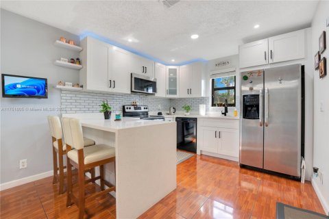 House in Coral Springs, Florida 3 bedrooms, 134.62 sq.m. № 1738571 - photo 11