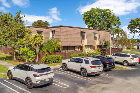 House in Coral Springs, Florida 3 bedrooms, 134.62 sq.m. № 1738571 - photo 2