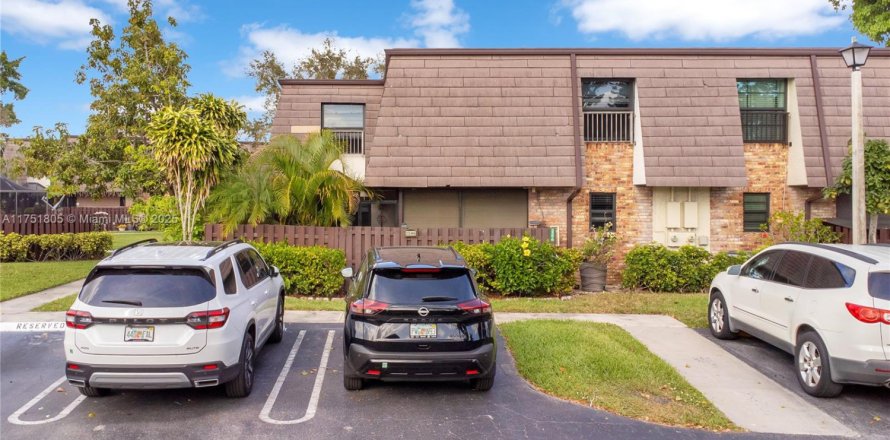 House in Coral Springs, Florida 3 bedrooms, 134.62 sq.m. № 1738571