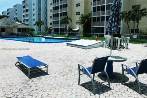 Condo in Hallandale Beach, Florida, 1 bedroom  № 2039027 - photo 15