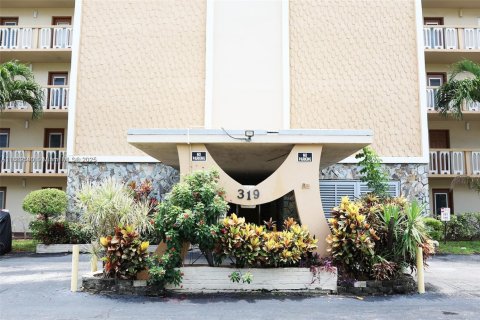 Condo in Hallandale Beach, Florida, 1 bedroom  № 2039027 - photo 3