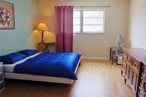 Condo in Hallandale Beach, Florida, 1 bedroom  № 2039027 - photo 10