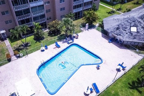 Condo in Hallandale Beach, Florida, 1 bedroom  № 2039027 - photo 14