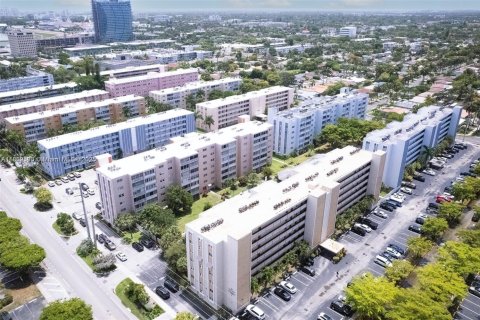 Condo in Hallandale Beach, Florida, 1 bedroom  № 2039027 - photo 16