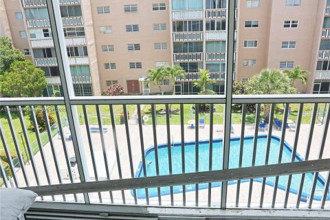 Condo in Hallandale Beach, Florida, 1 bedroom  № 2039027 - photo 13