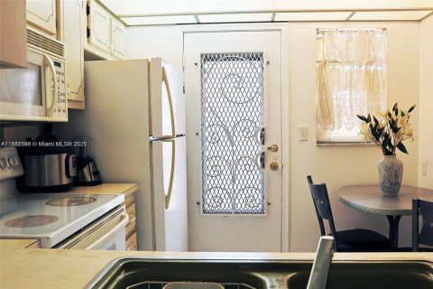 Condo in Hallandale Beach, Florida, 1 bedroom  № 2039027 - photo 9