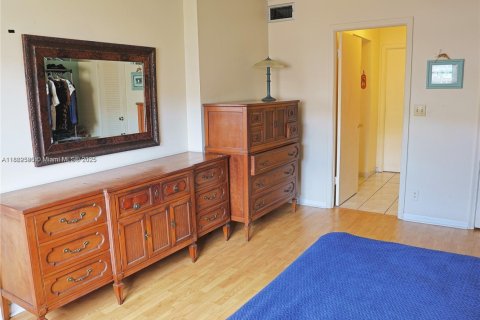 Condo in Hallandale Beach, Florida, 1 bedroom  № 2039027 - photo 11