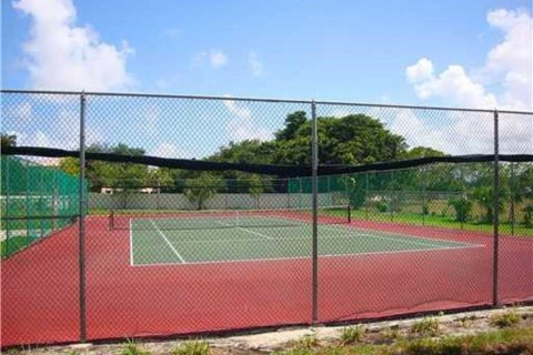 Снять в аренду кондоминиум в Бока-Ратон, Флорида 2 спальни, 86.86м2, № 1155533 - фото 1