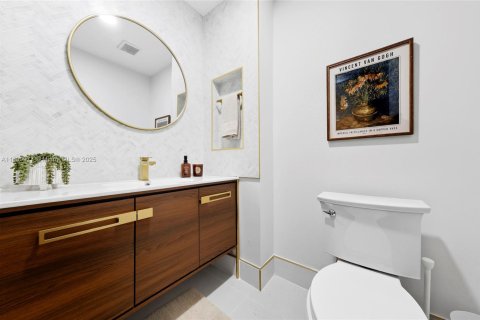 Casa en venta en Miami, Florida, 4 dormitorios, 268.12 m2 № 1943751 - foto 17