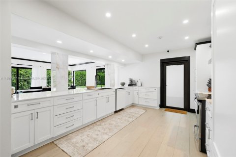 Casa en venta en Miami, Florida, 4 dormitorios, 268.12 m2 № 1943751 - foto 18