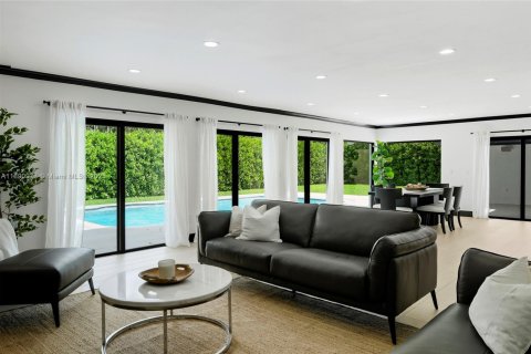Casa en venta en Miami, Florida, 4 dormitorios, 268.12 m2 № 1943751 - foto 24