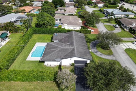 Casa en venta en Miami, Florida, 4 dormitorios, 268.12 m2 № 1943751 - foto 28