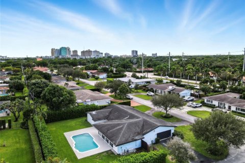 Casa en venta en Miami, Florida, 4 dormitorios, 268.12 m2 № 1943751 - foto 29