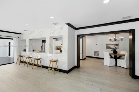Casa en venta en Miami, Florida, 4 dormitorios, 268.12 m2 № 1943751 - foto 21