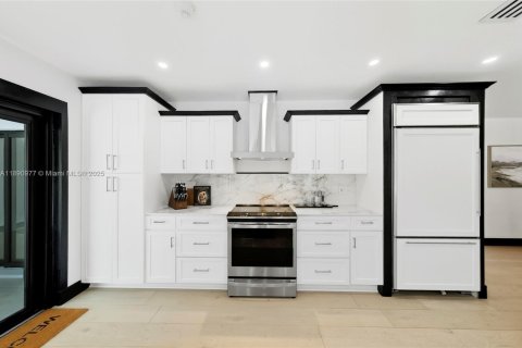 Casa en venta en Miami, Florida, 4 dormitorios, 268.12 m2 № 1943751 - foto 20