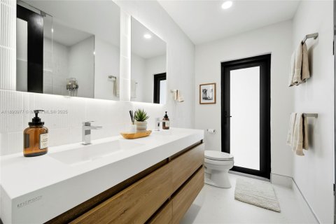 Casa en venta en Miami, Florida, 4 dormitorios, 268.12 m2 № 1943751 - foto 9