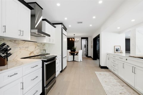 Casa en venta en Miami, Florida, 4 dormitorios, 268.12 m2 № 1943751 - foto 19
