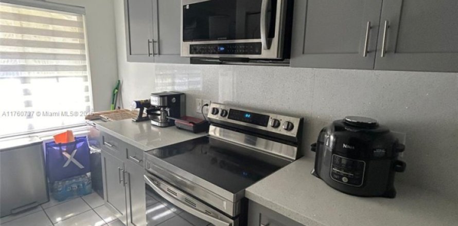 Townhouse in Miami, Florida 2 bedrooms, 116.13 sq.m. № 1707304