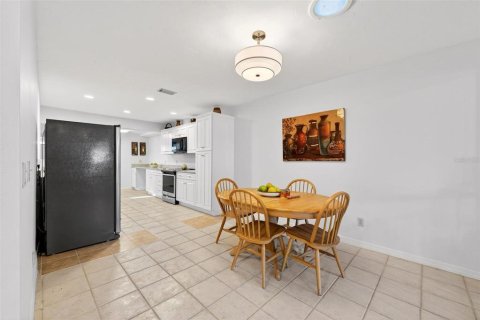 Townhouse in Ocala, Florida 3 bedrooms, 180.88 sq.m. № 2214323 - photo 10