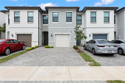 Townhouse in Oakland Park, Florida 3 bedrooms, 162.95 sq.m. № 1839187 - photo 2