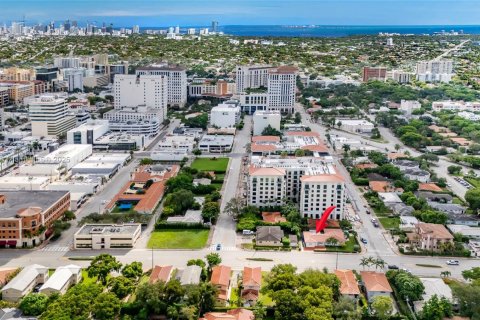 House in Coral Gables, Florida 3 bedrooms, 110.74 sq.m. № 1927263 - photo 1