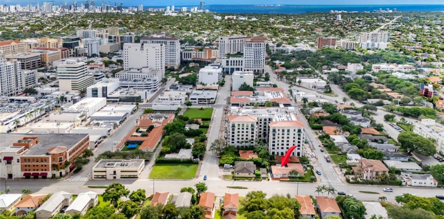 House in Coral Gables, Florida 3 bedrooms, 110.74 sq.m. № 1927263