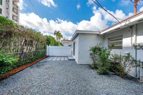 House in Coral Gables, Florida 3 bedrooms, 110.74 sq.m. № 1927263 - photo 6