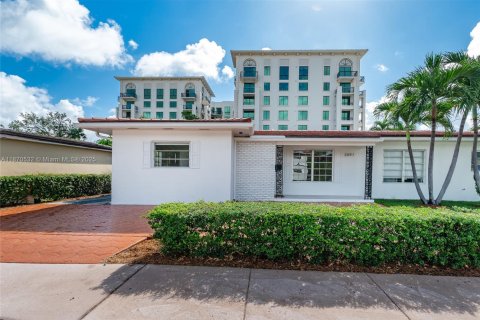 House in Coral Gables, Florida 3 bedrooms, 110.74 sq.m. № 1927263 - photo 4