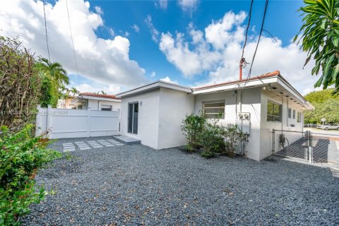 House in Coral Gables, Florida 3 bedrooms, 110.74 sq.m. № 1927263 - photo 8