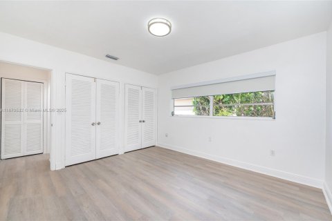House in Coral Gables, Florida 3 bedrooms, 110.74 sq.m. № 1927263 - photo 29