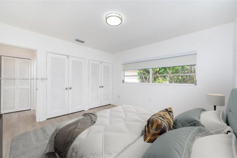 House in Coral Gables, Florida 3 bedrooms, 110.74 sq.m. № 1927263 - photo 30