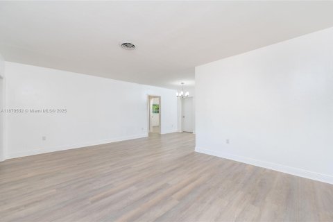 House in Coral Gables, Florida 3 bedrooms, 110.74 sq.m. № 1927263 - photo 19