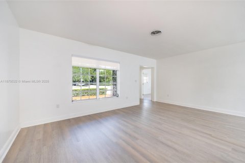 House in Coral Gables, Florida 3 bedrooms, 110.74 sq.m. № 1927263 - photo 21