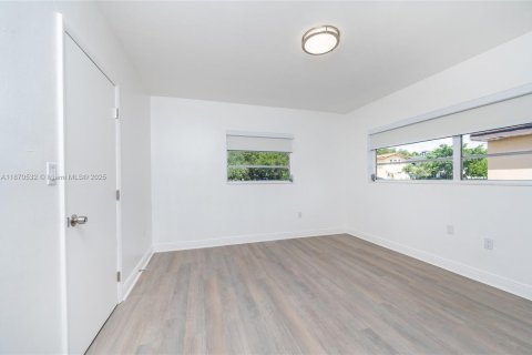 House in Coral Gables, Florida 3 bedrooms, 110.74 sq.m. № 1927263 - photo 24