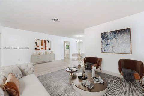 House in Coral Gables, Florida 3 bedrooms, 110.74 sq.m. № 1927263 - photo 20