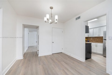 House in Coral Gables, Florida 3 bedrooms, 110.74 sq.m. № 1927263 - photo 15