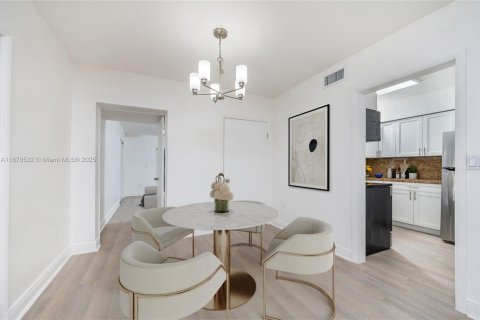 House in Coral Gables, Florida 3 bedrooms, 110.74 sq.m. № 1927263 - photo 16