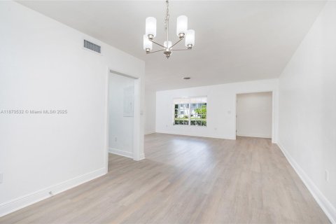 House in Coral Gables, Florida 3 bedrooms, 110.74 sq.m. № 1927263 - photo 13