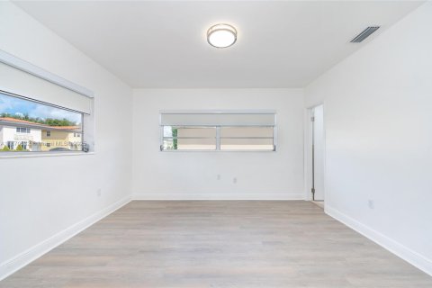 House in Coral Gables, Florida 3 bedrooms, 110.74 sq.m. № 1927263 - photo 22