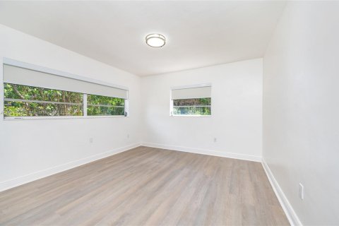 House in Coral Gables, Florida 3 bedrooms, 110.74 sq.m. № 1927263 - photo 27